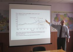 Professor of finance John Olienyk from Colorado State University visited our university
